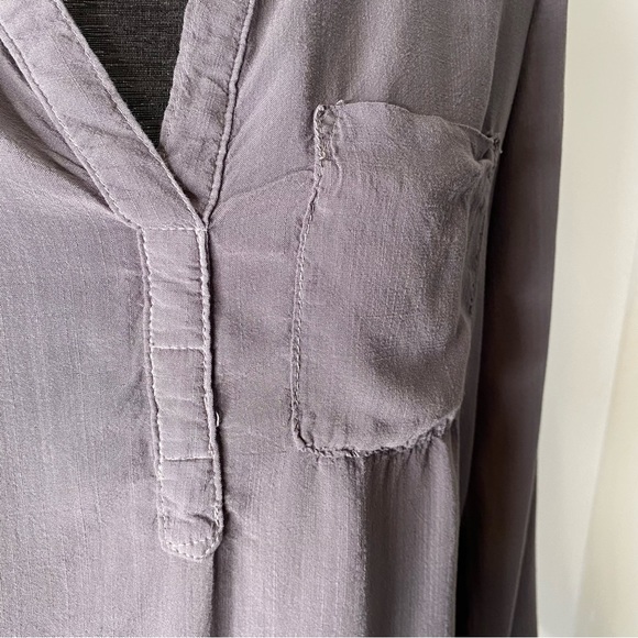 Bella Dahl Grey V-Neck Pocket Popover Blouse - Picture 4 of 11